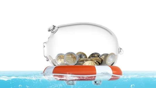 Tirelire pose sur une boue de sauvetage