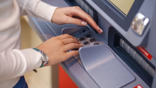 Entre d'un code sur un distributeur automatique de billets