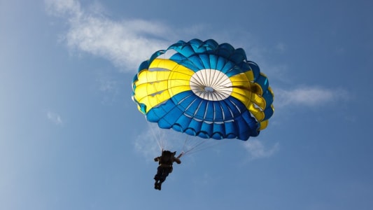Un homme en parachute