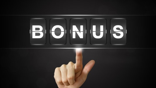 Main qui clique sur le mot bonus affich sur un tableau