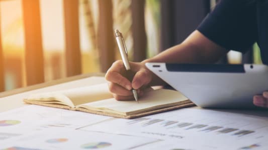 Femme d'affaires signant un document