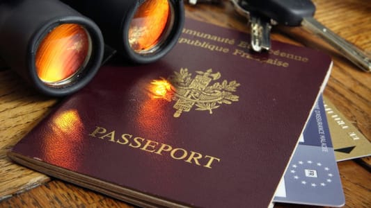Un passeport et une carte bancaire