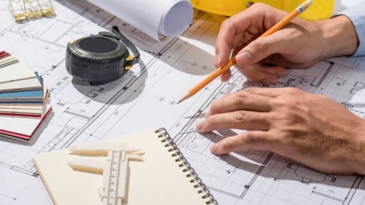 Architecte travaillant sur les plans d'un projet de construction