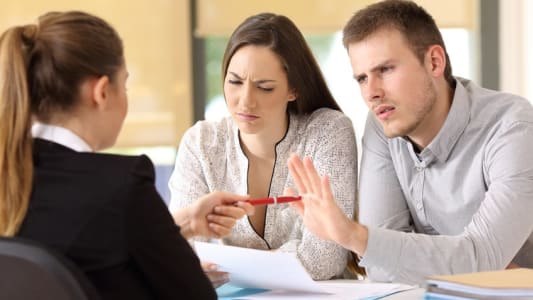 Couple rejetant un contrat