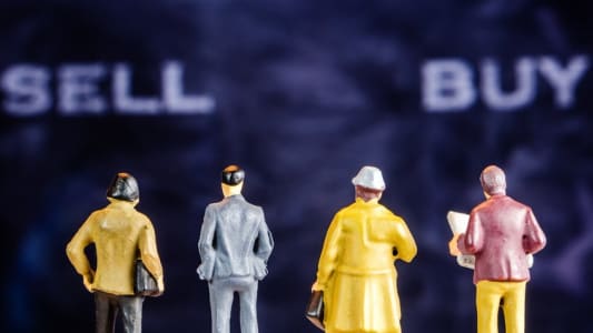 Des hommes en bourse