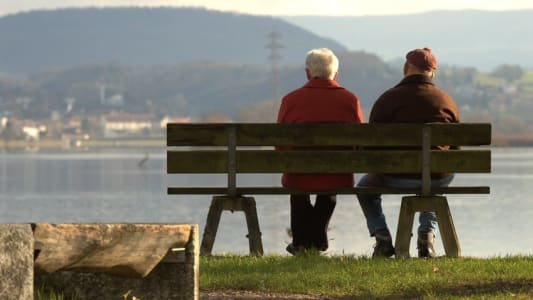 Personnes ges au bord de l'eau