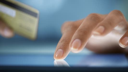 Gros plan sur les mains d'une femme achetant en ligne sur une tablette