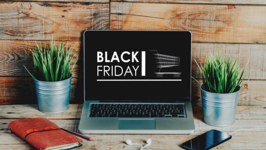 Publicit Black Friday sur l'cran d'un ordinateur portable