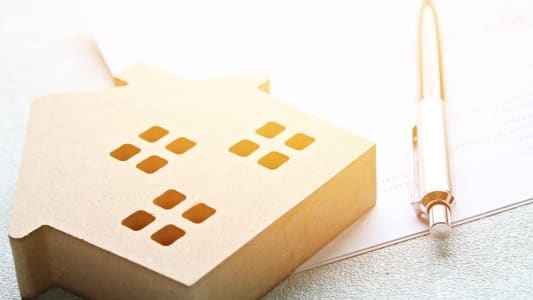 Une maison et un stylo