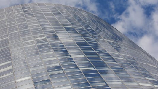 Un immeuble et du ciel