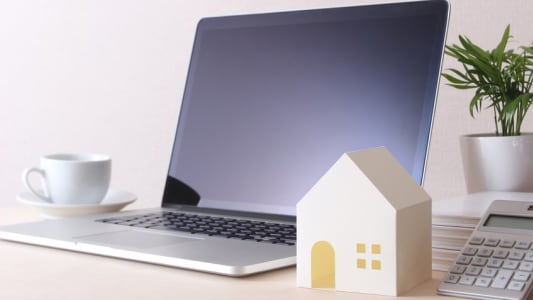 Un ordinateur et une maison