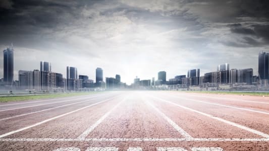 Ligne de dpart d'athltisme sur fond de paysage urbain