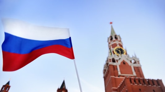 Drapeau russe flottant devant la tour Spasskaïa à Moscou