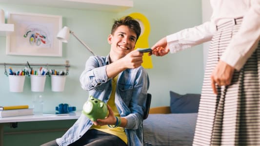 Une mre donnant de l'argent de poche  son fils