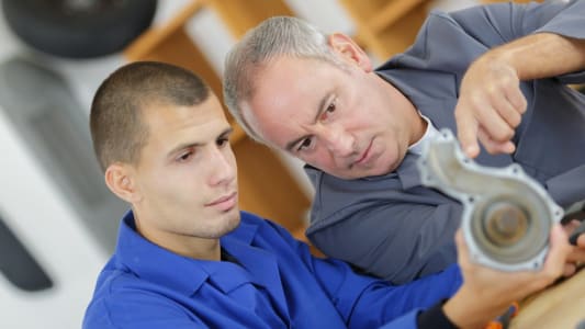 Un apprenti mcanicien avec son matre