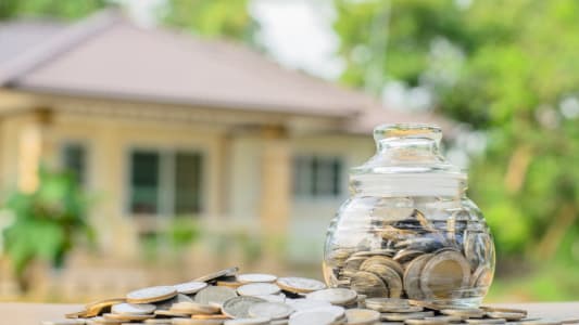 Une tirelire devant une maison