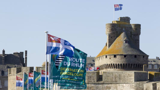 Drapeau de la Route du Rhum 2018 sur fond de remparts de Saint-Malo