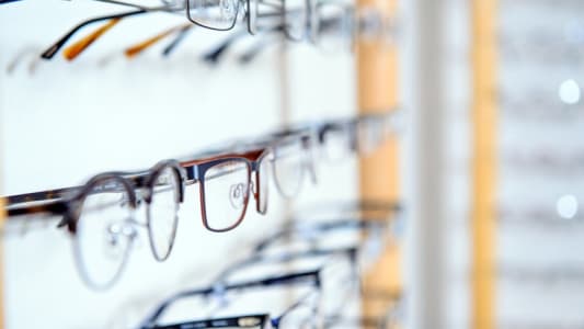 Lunettes sur prsentoir chez un opticien