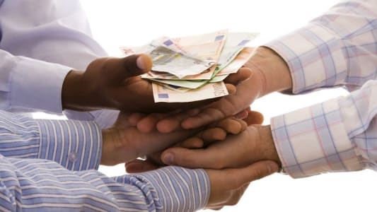 Mains jointes pour recevoir de l'argent