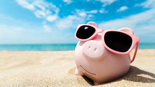 Tirelire cochon à la plage