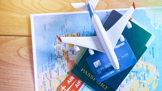 Billets d'avion, passeport et carte bancaire