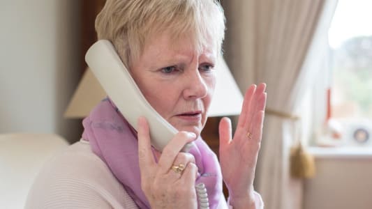 Une personne ge au tlphone