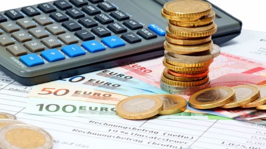 Une calculatrice sur un relev et des billets