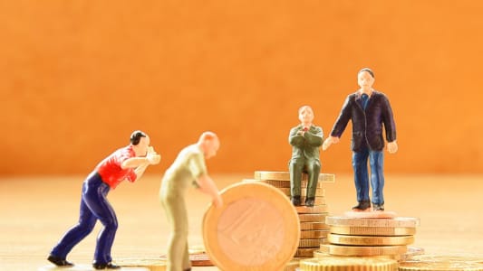 Figurines de travailleurs sur des pices de monnaie