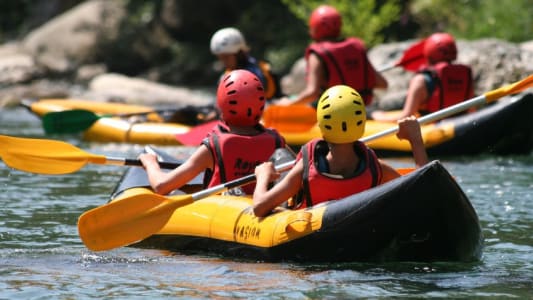 Des enfants faisant du kayak