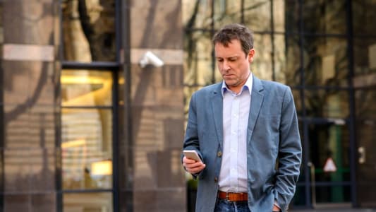 Quarantenaire utilisant un smartphone