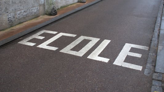 marquage au sol à l'abord d'une école