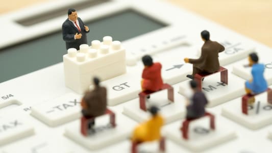 Des figurines sur une calculatrice