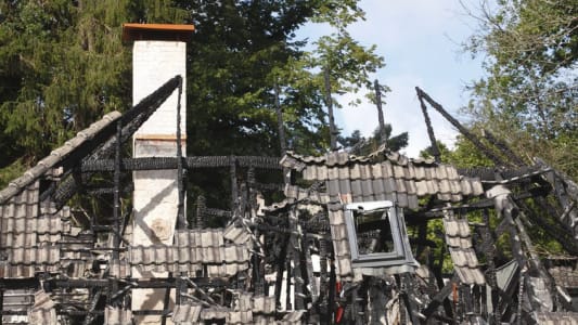 Maison en ruine aprs un incendie