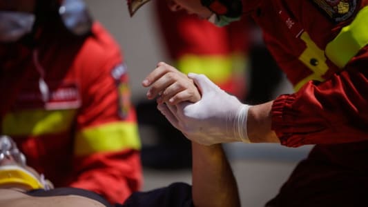 Pompiers secourant un bless