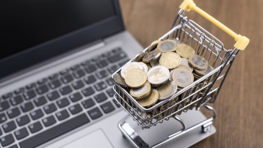 Caddie plein de pices sur un ordinateur portable