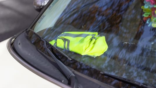 Gilet jaune sur le tableau de bord d'une voiture