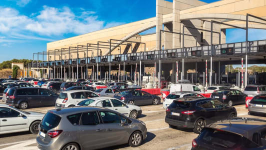 Files de voitures devant un page autoroutier