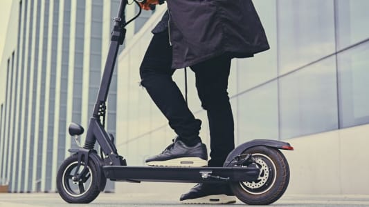 Gros plan sur une trottinette lectrique