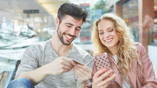 Couple qui achte en ligne