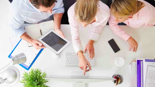 Travail de bureau sur ordinateur