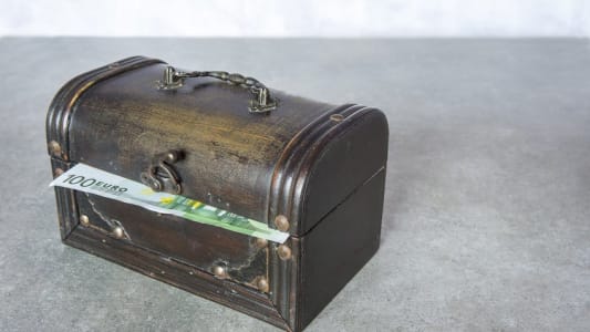 Un coffre et un billet