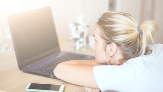 Femme fatigue devant son ordinateur