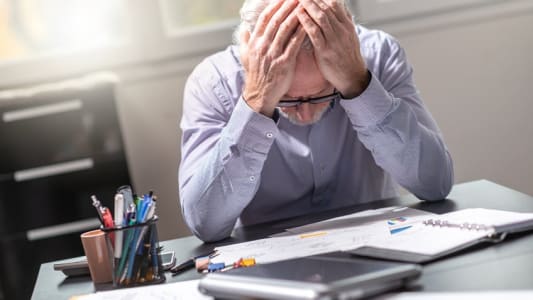 Travailleur senior fatigué