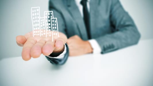 Immeubles virtuels poss sur une main