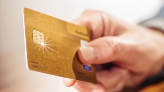 Personne prsentant une carte bancaire dore