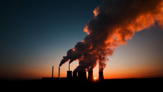 Centrale  charbon au coucher du soleil, Pocerady en Rpublique tchque