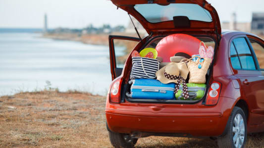 Valises et sacs dans le coffre d'une voiture