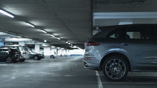 SUV gar dans un parking souterrain