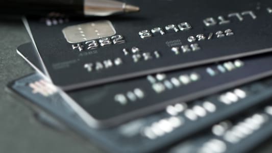 Pile de cartes bancaires noires