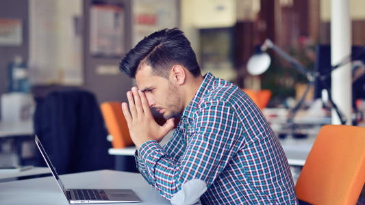 Un homme fatigu et inquiet devant son ordinateur